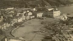 A primeira procesi�n mar�tima en Celeiro,en 1951, cos barcos vapores saudando a chegada da Virxe do Carme ao porto, un ano no que estaba en construcci�n o peirao novo