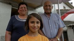 La alegr�a de Maruja y Enrique. Claudia, de 7 a�os y vecina de Betanzos, pasa las horas con sus abuelos en Montellos, a las afueras del municipio. �Tenerla aqu� es una alegr�a�, dicen. 