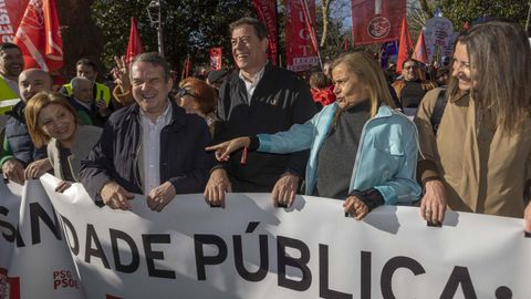 Jos Ramn Gmez Besteiro, en el centro, arropado por Abel Caballero, Elena Espinosa yJos Manuel Lage Tuas (izquierda),adems deCarmela Silva y Lara Mndez (a la derecha)