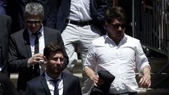 Leo Messi, saliendo de la Audiencia de Barcelona. Detr�s su padre.
