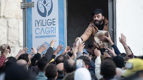 Un voluntario reparte comida en Damasco.