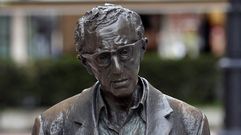 El Ayuntamiento de Oviedo mantendr� la estatua del cineasta Woody Allen en la c�ntrica calle de las Milicias Nacionales despu�s de que el Consejo de Igualad haya analizado hoy la petici�n formulada por la Plataforma Feminista de Asturias para su retirada.