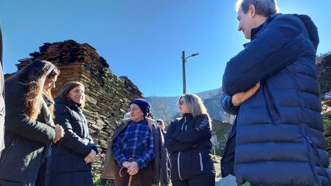 La conselleira de Medio Ambiente, ngeles Vzquez (segunda por la izquierda, tras la alcaldesa Dolores Castro) durante un encuentro que mantuvo con vecinos de la localidad de Vilar