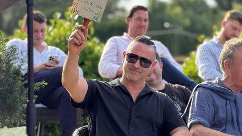 Javier Gonz�lez, due�o de la sidrer�a El Llavianu de Gij�n, comprador del campanu 2026