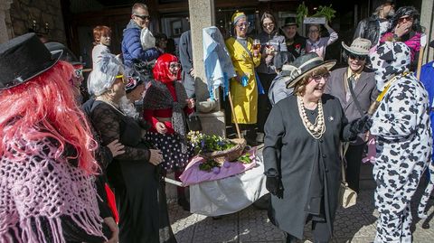 Entierro de la Cunca en Praia Xard�n (Boiro)