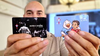 David Gonz�lez posa con los carn�s del Celta de la temporada 2026/2027.