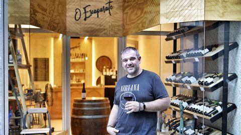 �lvaro Di�guez Collarte posa en O Escaparate, un local ideado para tomar vi�os que, coma a s�a adega, Cume do Avia, apostan polo aut�ctono e polo ecol�xico.