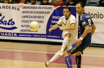 Hugo, defendido por Cardinal, en la �ltima visita del Inter Movistar a Sar. 