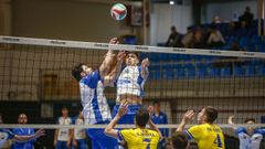 Wiernes se la pone a Barro para que remate en una accin del partido disputado en A Cachada.