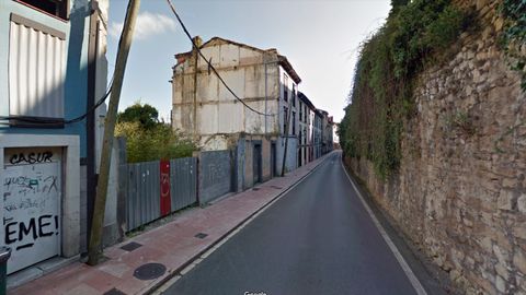 A la izquierda, parcelas de la calle Paraíso a la venta, junto a la antigua fábrica de gas de Oviedo