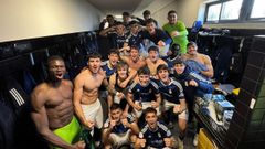 Los jugadores del Vetusta celebran el triunfo ante el Cay�n