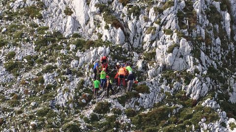 Un momento del rescate del monta�ero herido en Pe�amellera Alta