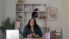 Ver�nica R�os, con una de las estanter�as que ha dise�ado ella misma para gatos.