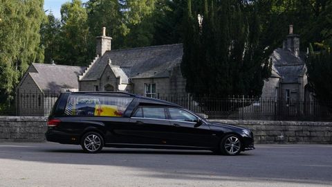 El coche que porta el fretro de la reina, a su salida de Balmoral