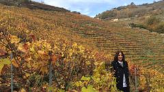 La escritora Dolores Redondo en uno de los paisajes vitcolas de la Ribeira Sacra en los que se inspira su novela