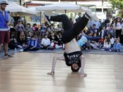 Los bailarines de breakdance desafiaron a las leyes de la gravedad durante la tarde y los hermanos Durham brillaron por la noche. 