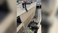 El coche, bocabajo en el aparcamiento, tras caer de una altura de tres pisos.