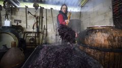 Pilar, una de las �ltimas aguardenteras de Portas