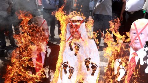 Palestinos queman fotos de Netanyahu y el prncipe emirat