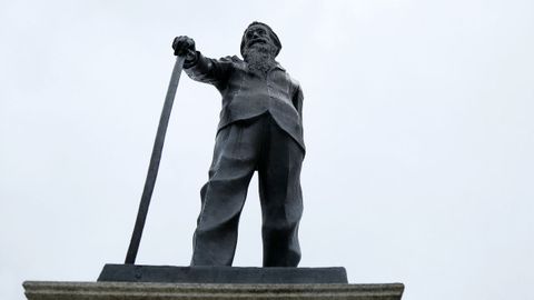 Escultura de Valle-Incln en A Pobra