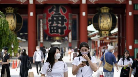 Mujeres j�venes caminante ante el templo Sensoji en el distrito de Asakusa en Tokio, Jap�n