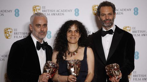 Los productores Iain Canning, Tanya Seghatchian y Emile Sherman posan con el premio al mejor filme para �El poder del perro�, en la 75.� edici�n de los British Academy of Film and Television Awards.