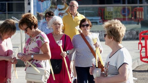 Grupos de personas realizan la procesi�n del Cristo de la Victoria un d�a antes.