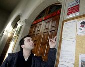 <span lang= es-es >C�maras</span>. El responsable de C�ritas de la parroquia de la Milagrosa muestra el aviso de alarma y grabaci�n de im�genes.