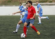 El delantero chantadino, Anxo Otero, conduce el bal�n en un partido en O Sango�edo. 