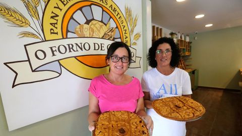 Mnica y Roco Otn en su panadera mostrando sus empanadas premiadas