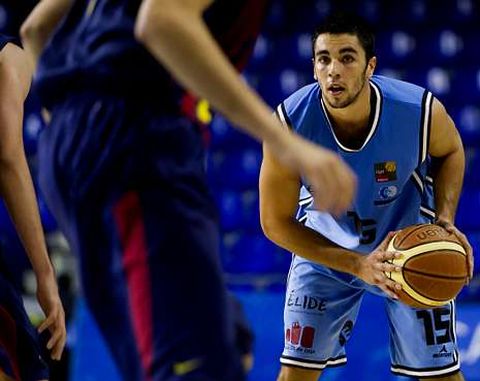 �lex L�pez trata de leer una situaci�n ofensiva en el encuentro contra el Barcelona B.