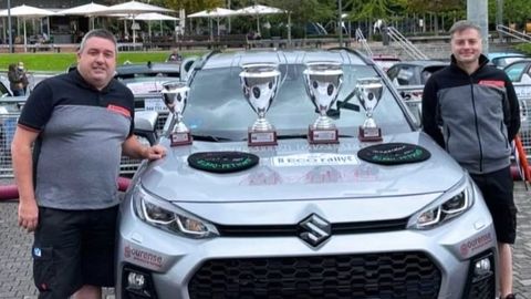 Hugo Velasco y Celso Roces, junto al vehculo y  los trofeos que les acreditan como ganadores del ECO Rallye de Bilbao