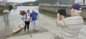 �scar V�zquez ayer a su llegada al puerto de O Vicedo con Jes�s Novo tras completar la etapa.