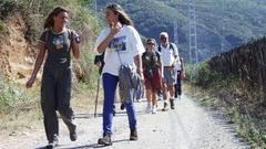 Participantes en una marcha promocional del Camino de Invierno a su paso por Montefurado