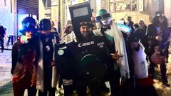 Iv�n Malvido, vestido de  c�maraman  en el entroido de Ourense