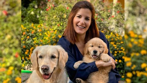 Alba con sus dos golden retriever, Claire y Briana.