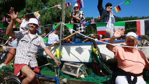 Una carroza con tem�tica de �Verano azul� en Covas.