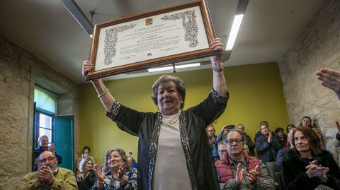 <span lang= gl >Maruxa Miguns amosa odiploma recibido de fillos predilectos</span>