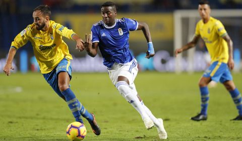 Ibra Ibrahima Balde Deivid Las Palmas Real Oviedo Gran Canaria.Ibra pelea un esfrico con Deivid