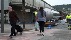 Vecinas yendo a por agua a una de las cisternas instaladas tras el brote de gastroenteritis