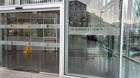 Imagen de archivo de la entrada principal del tribunal de instancia de Ourense