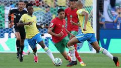 Vinicius intenta recuperar el bal�n durante el encuentro entre Brasil y Marruecos disputado este s�bado