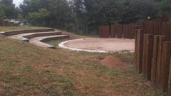 Nueva grada al aire libre con un espacio escnico para clases y otras actividades al aire libre en el CEIP O Ruxidoiro de Barbads.