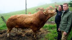 Alberto N��ez Feijoo, hoy lunes, en una visita a una ganader�a�del municipio c�ntabro de Ruesga.