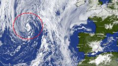 En la imagen satelital de ayer se aprecia a la tormenta subtropical Karen situada a 44,5 grados latitud norte