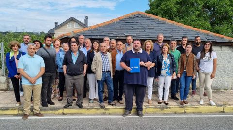 Jos Miguel Prez con el acta de diputado, acompaado de los ediles del PP en la junta electoral de Trives.