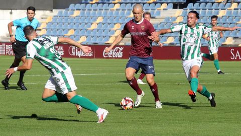 Jess Cambils, del Guijuelo, en un partido reciente contra el Pontevedra CF
