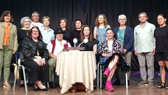 Os membros do Teatro da Troula no escenario tras interpretar a s�a obra m�is recente �Grazas, aqu� estou ben�