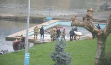 Efectivos de Polic�a Local, Bomberos y Protecci�n Civil rescatando el cuerpo del r�o Mi�o