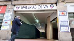 Armando Guerra, entrando con su inseparable libro en el edificio donde es ya el �nico residente. 